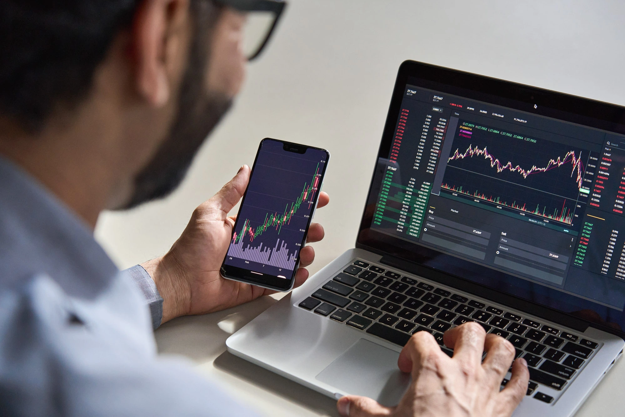 investor being scammed with get rich quick scheme