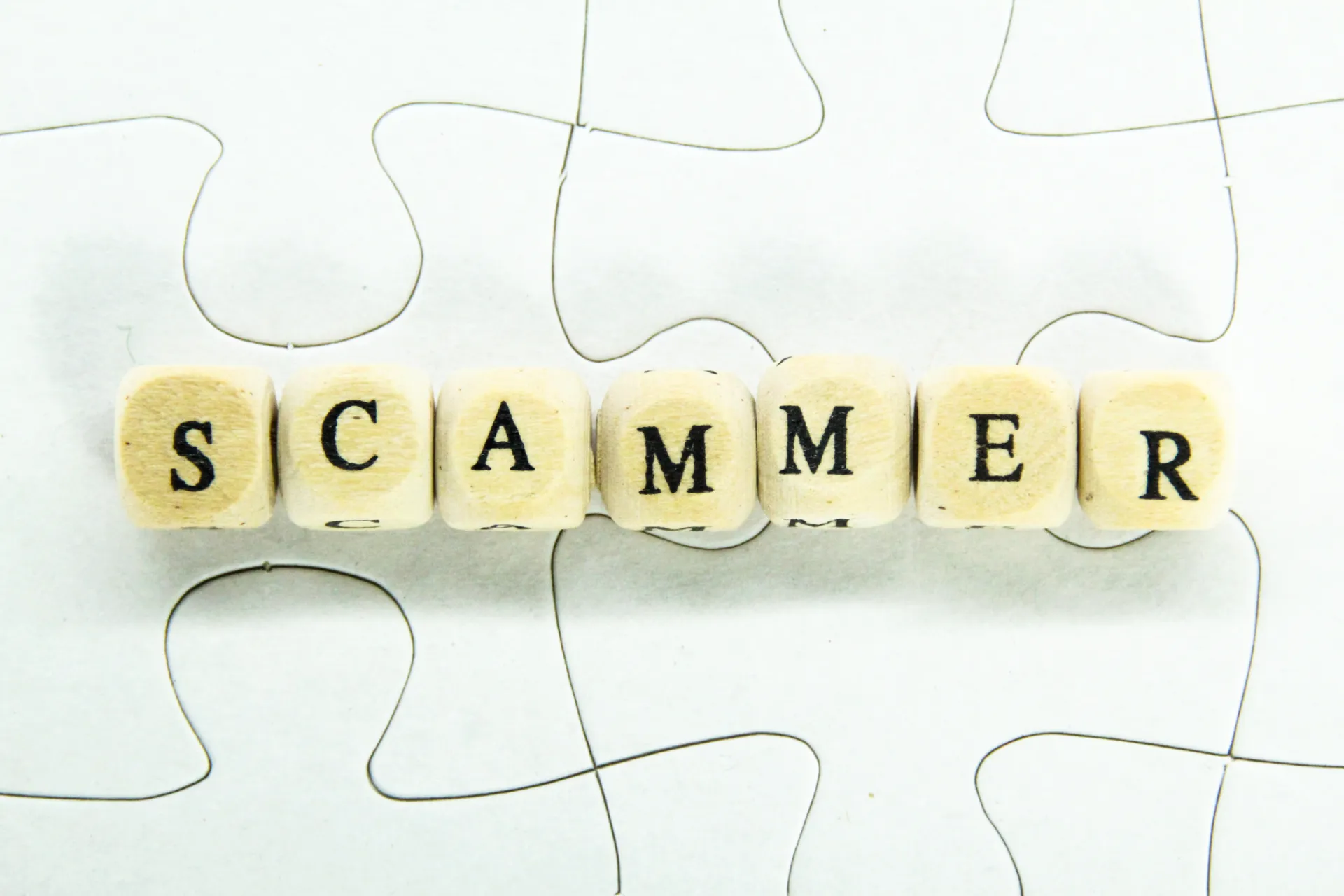 scammers red flags and video subscribers to steal accounts data.