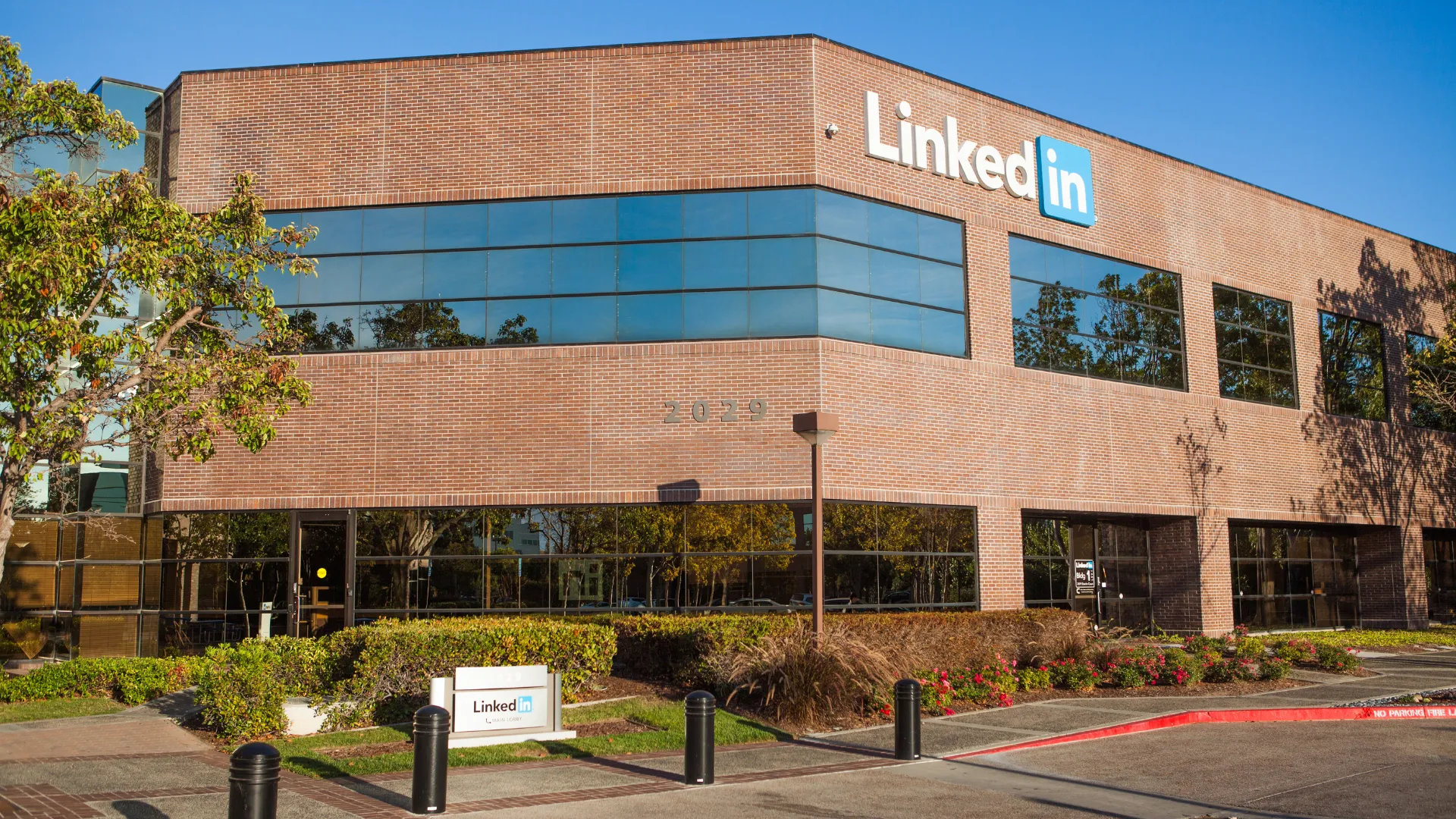 LinkedIn users should be vigilant in protecting their personal information and report any suspicious activity on the platform to ensure a safe and trustworthy experience for every LinkedIn user to spot fake account on this social media site.